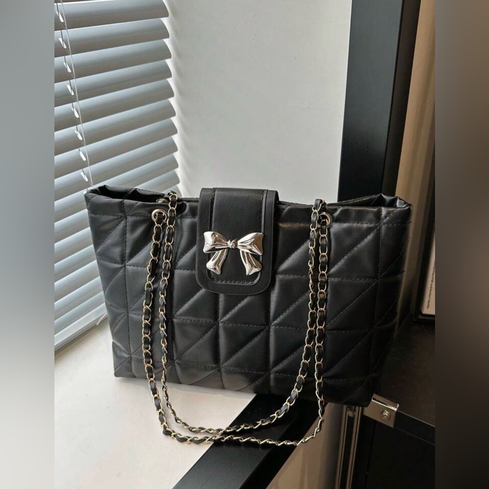Fashionable Solid Color Elegant Stitching
Zipper Chain Shoulder Bag
